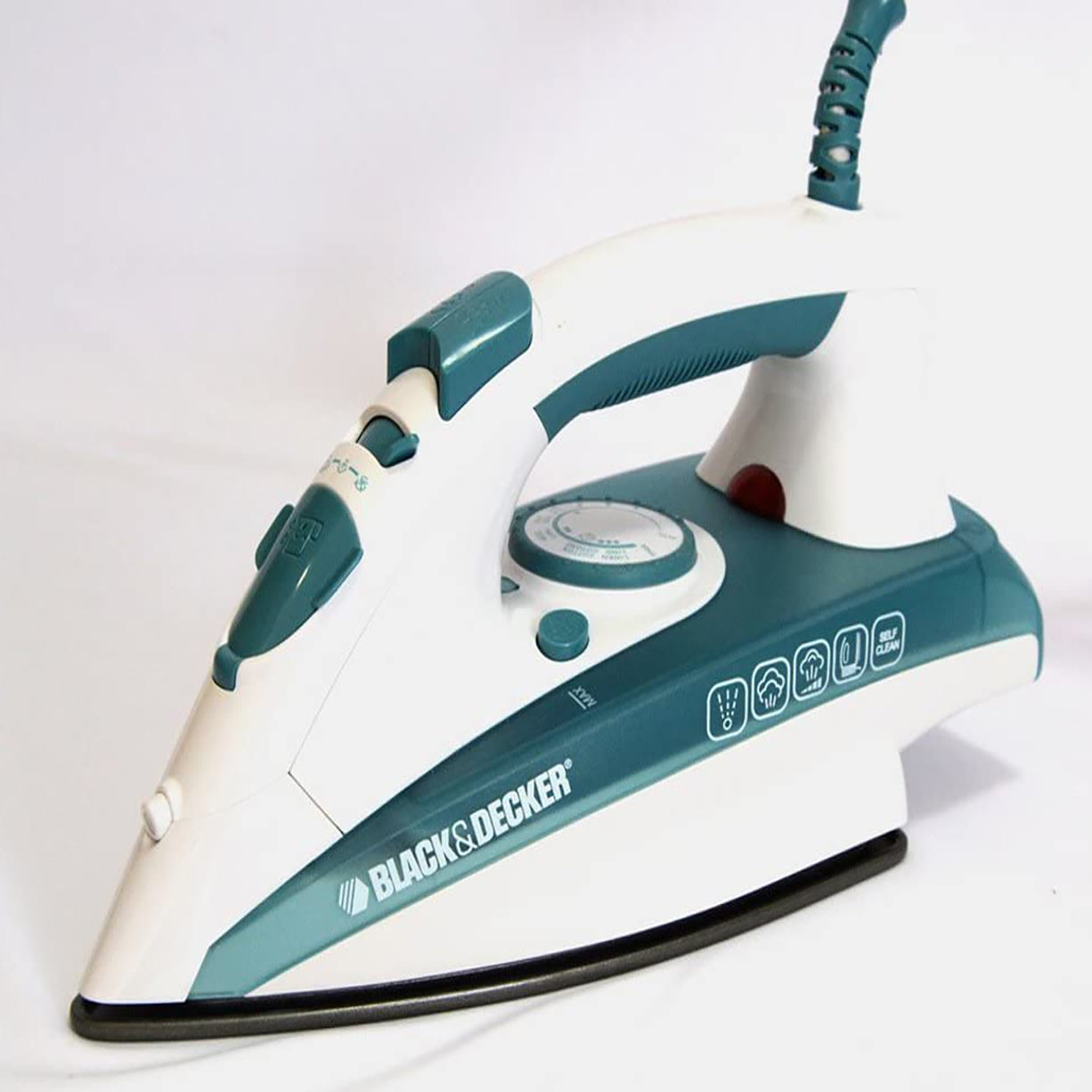 BLACK+DECKER 1750W Steam Iron Ceramic Coated Soleplate with Anti Calc Anti Drip Self Clean and Auto Shutoff, Removes Stubborn Creases Quickly and Easily X1600 2 Years Warranty